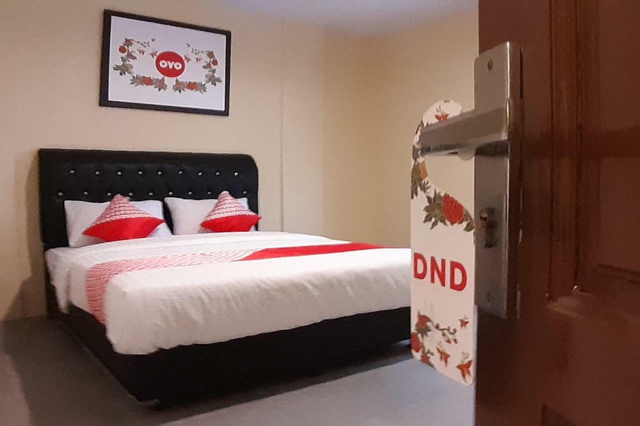 Oyo 1053 Angelyn Home Stay Medan Esterno foto