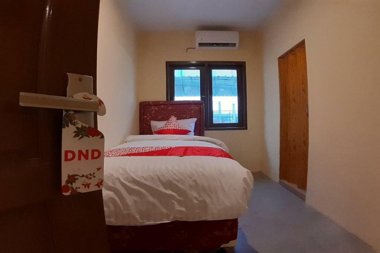Oyo 1053 Angelyn Home Stay Medan Esterno foto