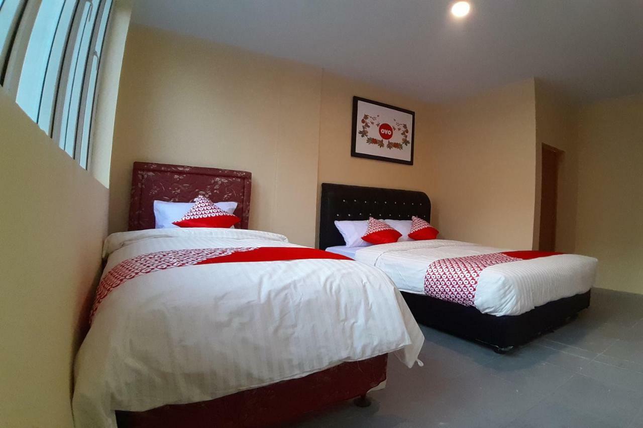 Oyo 1053 Angelyn Home Stay Medan Esterno foto